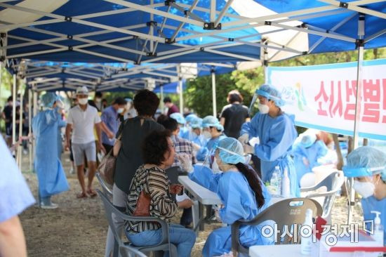 경남 창원시 선별진료소에서 시민들이 검사를 받고 있다.