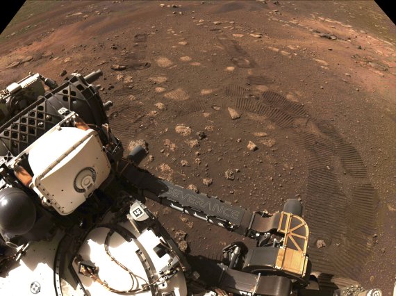 '탐사 로봇(로버)' 퍼서비어런스(Perseverance)가 화성에서 첫 시범주행에 성공했다고 미국 항공우주국(NASA)가 5일(현지시간) 발표했다. 사진은 퍼서비어런스 바퀴 자국이 찍힌 화성 토양. 사진은 NASA 제공. AP뉴시스