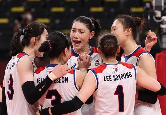 배구 김연경이 6일 오후 일본 도쿄 아리아케 아레나에서 열린 '2020 도쿄올림픽' 여자 배구 준결승 대한민국과 브라질의 경기에서 득점 성공에 환호하고 있다. 뉴스1