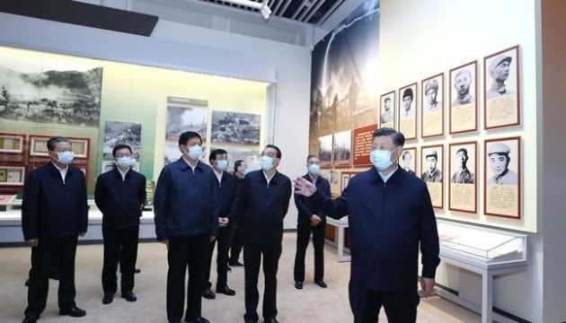 시진핑 중국 국가 주석이 지난해 10월 이른바 '항미원조 70주년' 기념전에 참석해 전시를 둘러보고 있다./ 신화망 캡처