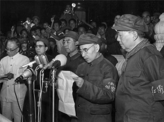 중국 공산당 지도부가 1966년 베이징 톈안먼에서 홍위병들을 접견하고 있다. 오른쪽부터 마오쩌둥, 린뱌오, 저우언라이, 장칭, 캉성./ 한경DB