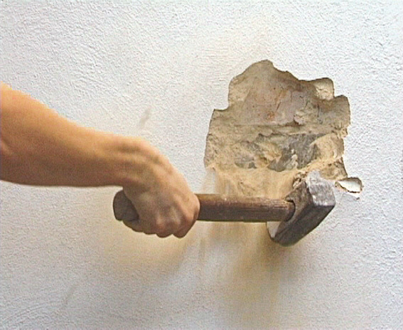 모니카 본비치니, Hammering Out(an old argument), 1998 ⓒ Monica Bonvicini