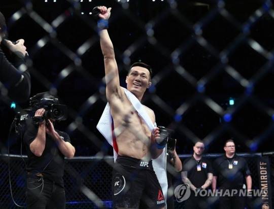 2019년 부산 사직실내체육관에서 열린 'UFC 파이트 나이트 부산' 메인카드 페더급경기에서 정찬성이 에드가에게 TKO 승리를 거둔 뒤 환호하고 있다.