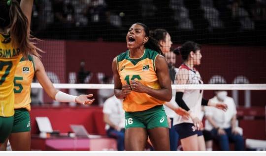 6일 도쿄올림픽 여자배구 4강전에서 브라질 주포 페 가레이가 한국에 파괴력높은 스파이크를 성공시키고 환호하고 있다. [FIVB 홈페이지 캡처]