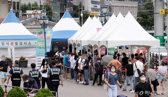 수도권 지역 '코로나19' 확산세가 꺾이지 않는 가운데 2일 중구 서울역 임시선별진료소에 시민들이 검사를 기다리고 있다. /사진=김휘선 기자 hwijpg@