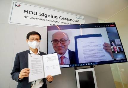 김형욱 KT 미래가치추진실장 부사장(왼쪽)과 레온 액치안 뉴로시그마 CEO가 비대면으로 협약을 맺는 모습. /사진제공=KT
