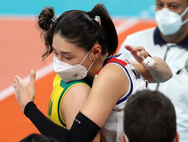 6일 일본 아리아케 아레나에서 열린 도쿄올림픽 여자 배구 한국과 브라질의 준결승전. 한국의 김연경이 경기 종료 후 브라질 주장 나탈리아 페레이라와 포옹하고 있다. 연합뉴스