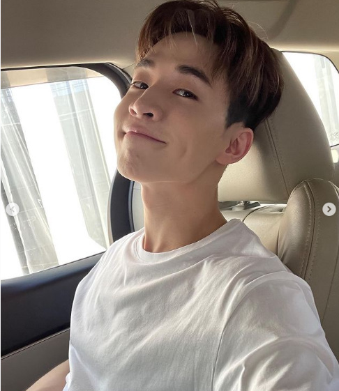 Singer Henry Lau reveals his boyfriends jobHenry Lau said on his SNS on the 7th, This is a post made by all of YOU haha. The photos you picked yesterday! Thank you!Sui Sui Gu and posted a picture.Henry Laus cute moment is in the picture, with a white top and a polished skin, showing off her warm side.Henry Lau attended the Peace Elite Super Cup 2021 held in Shanghai, China on March 31, and set the opening stage.Im currently staying in China