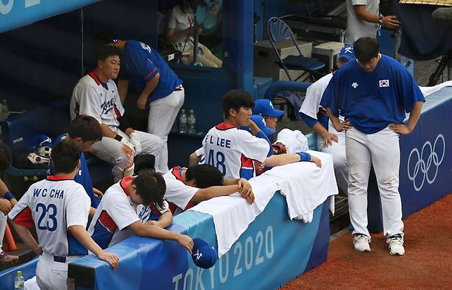 한국 야구대표팀 선수들이 7일 일본 요코하마 스타디움에서 열린 도쿄올림픽 야구 도미니카공화국과의 동메달 결정전에서 10대 6으로 패한뒤 고개를 숙이고 있다. 요코하마=허정호 선임기자