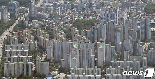 서울 송파구 롯데월드타워 서울스카이에서 바라본 서울 시내 아파트 단지 모습. 2021.7.26/뉴스1 © News1 임세영 기자