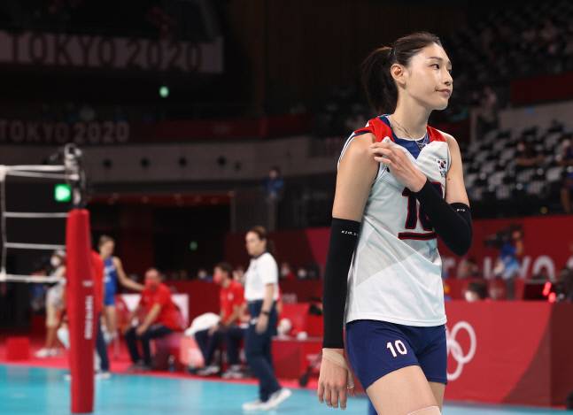8일 일본 도쿄 아리아케 아레나에서 열린 도쿄올림픽 여자배구 세르비아와의 동메달 결정전.    한국 김연경이 서브를 위해 걸어가고 있다. 도쿄 | 연합뉴스