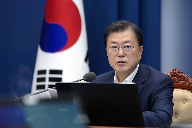 <YONHAP PHOTO-4171> 발언하는 문 대통령     (서울=연합뉴스) 문재인 대통령이 5일 청와대에서 열린 K-글로벌 백신 허브화 비전 및 전략 보고대회에서 발언하고 있다. 2021.8.5  [청와대 제공. 재판매 및 DB금지]     jjaeck9@yna.co.kr/2021-08-05 15:36:46/ <저작권자 ⓒ 1980-2021 ㈜연합뉴스. 무단 전재 재배포 금지.>