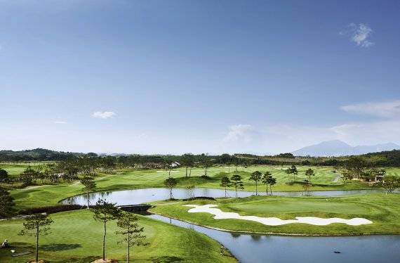 믿고 찾는 골프장, 한국의 페블비치 등 숱한 수식어를 달고 다니는 파인비치골프링크스가 위탁, 운영하는 솔라시도CC 전경.