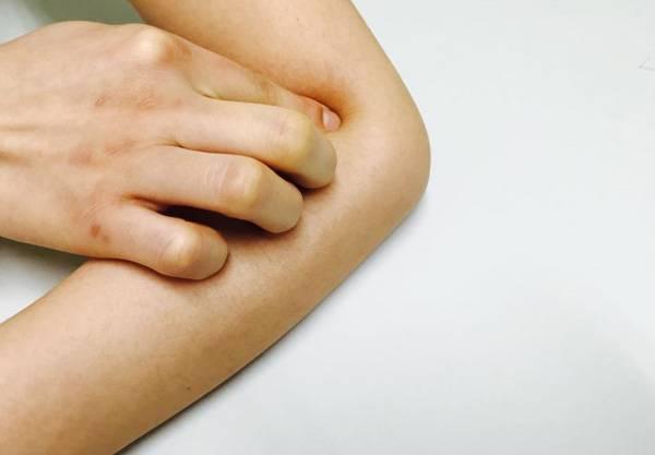 곡지혈 지압 모습/ 헬스조선DB