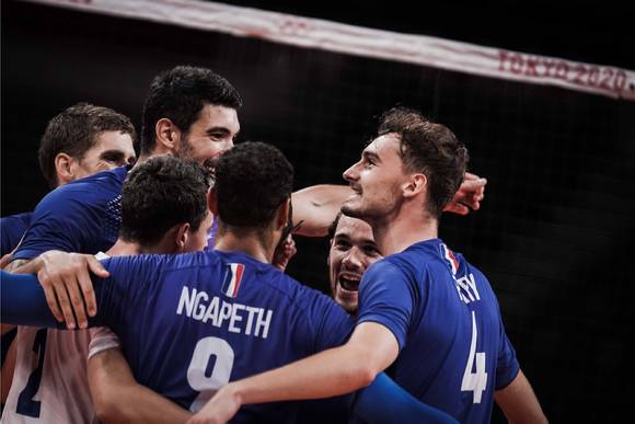 프랑스 남자배구대표팀이 7일 열린 도코올림픽 남자배구 러시아올림픽위원회(ROC)와 결승에서 풀세트까지 가는 접전 끝에 3-2로 이겨 올림픽 참가 사상 첫 메달을 금메달로 장식했다. [사진=국제배구연맹(FIVB)]