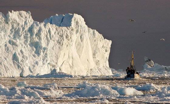 그린란드 일루리삿 인근 해안에서 한 어선이 빙산 부근을 지나가고 있다. [로이터=연합뉴스]