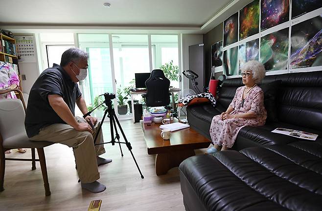 이산가족 영상편지를 제작하는 케이피커뮤니케이션의 한준구 프로듀서가 경기 부천시 중흥마을에 사는 최선옥 할머니의 모습을 카메라에 담고 있다. 올해 제작되는 이산가족 영상편지 첫 번째 방문이다. 최 할머니가 반갑게 맞아주셨다.