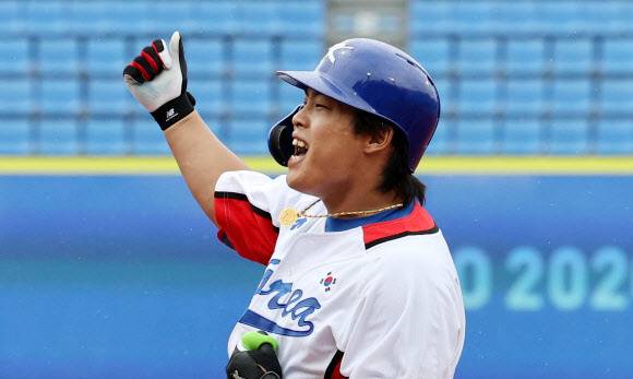 7일 일본 요코하마 스타디움에서 열린 도쿄올림픽 야구 도미니카공화국과의 동메달 결정전. 5회말 2사 1, 2루 역전 적시타를 친 강백호가 환호하고 있다. 요코하마=연합뉴스