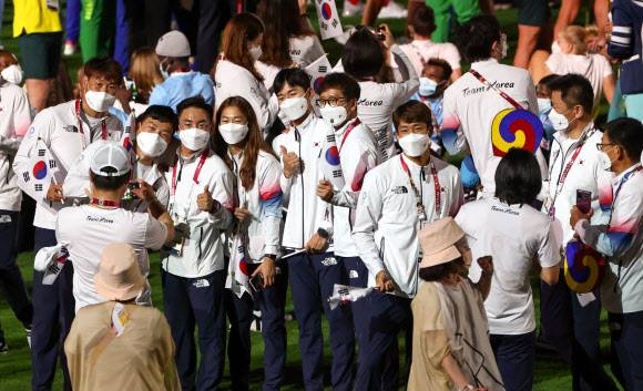 [올림픽] 도쿄올림픽 추억 담기 - 8일 도쿄 신주쿠 국립경기장에서 열린 2020 도쿄올림픽 폐회식에서 전웅태 등 한국선수단이 기념촬영을 하고 있다. 2021.8.8 연합뉴스