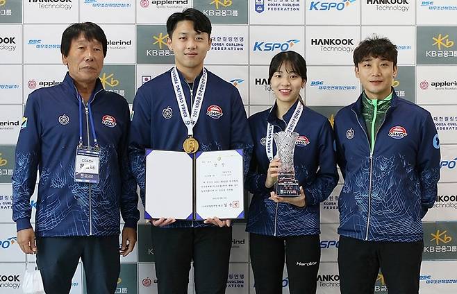 19연승으로 믹스더블 국가대표에 선발된 강원컬링연맹 A팀 김민지·이기정 선수가 스승인 문영태 감독(왼쪽), 이승준 코치(오른쪽)와 포즈를 취하고 있다. [사진=대한컬링연맹 제공]