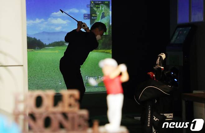 서울 종로구의 한 스크린골프 연습장.. 2021.1.18/뉴스1 © News1 김명섭 기자