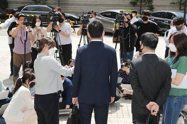 '취재원 강요 미수' 혐의로 재판을 받던 이동재 전 채널A 기자가 지난 7월 16일 1심에서 무죄를 선고 받은 뒤 법정을 나서고 있다. /오종찬 기자