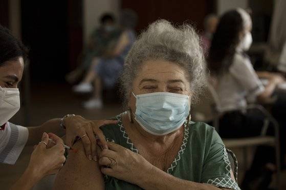 이스라엘에서 부스터 샷 접종이 이뤄지고 있다. [AP=연합뉴스]