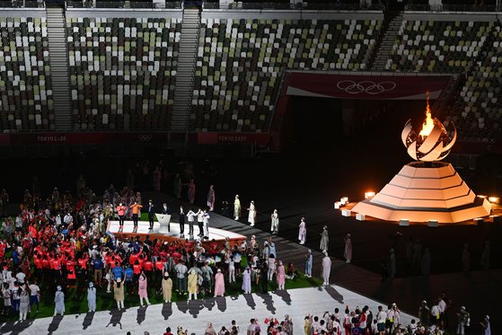 8일 도쿄올림픽 스타디움(신국립경기장)에서 열린 2020도쿄올림픽 폐회식에서 성화가 꺼지고 있다. [올림픽사진공동취재단]