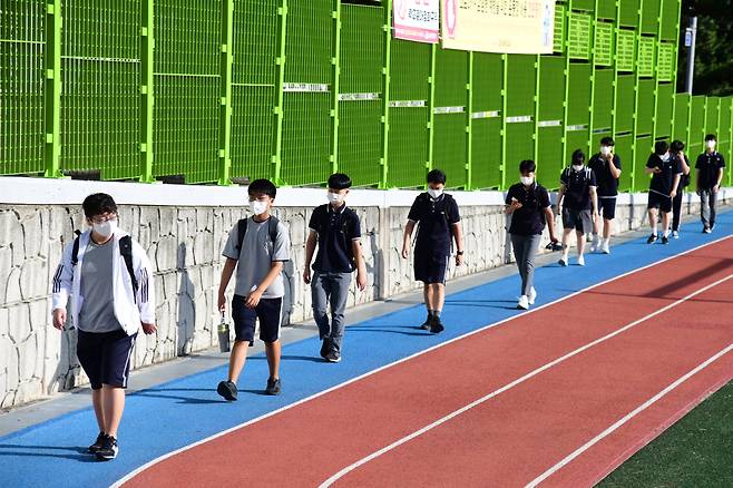 Middle students go to school to attend in-person classes in Jeju on August 2. (Yonhap)