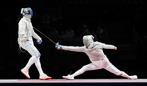 Kim Jung-hwan, right, attacks Luca Curatoli of Italy in the men’s team sabre gold medal match on Wednesday at the Makuhari Messe Hall in Tokyo. [YONHAP]
