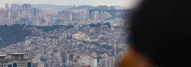 [서울=뉴시스] 조수정 기자 = 서울에서 빌라(다세대·연립주택) 거래량이 아파트 거래량을 6개월 연속 앞질렀다. 아파트값 상승세로 상대적으로 저렴한 빌라 수요가 늘어난 것으로 풀이된다. 13일 오전 서울 남산에서 시민들이 빌라 밀집지역을 바라보며 대화를 나누고 있다.  2021.07.13. chocrystal@newsis.com