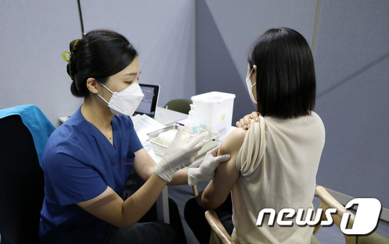4일 서울 동작구 예방접종센터에서 의료진이 신종 코로나 바이러스 감염증(코로나19) 백신 접종을 하고 있다. / 사진 = 뉴스1