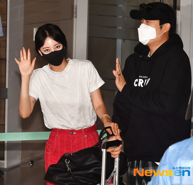 Han Ye-seul has returned home from his personal schedule at United States of America.Actor Han Ye-seul returned home through Incheon International Airport on the afternoon of August 9.Han Ye-seul, who had her natural hair tied, caught the eye by matching a white T-shirt with red pants and a red bag, despite the long flight, her beautiful visuals were outstanding.Han Ye-seuls 10-year-old sweetheart Ryu Sung-jae was also joined; Ryu Sung-jae, wearing a black hooded T-shirt and hat, returned home in a friendly manner with Han Ye-seul.The pair, who wore Coupling, showed off their sweet looks, including arm-in-arms in front of the camera and flying a finger heart; the proud figure of the loving public couple shone.Han Ye-seul had earlier left for United States of America to digest his personal schedule, which was scheduled for July.Since then, Han Ye-seul has been releasing his daily life on United States of America through his SNS.At the time, Han Ye-seul was involved in the controversy over the unmasked use of SNS photos, but he said, We conducted a corona 19 test before entering the United States of America, and the mask was not used for a while only when taking pictures.Han Ye-seul, who returned home, is scheduled to enter the self-employed for two weeks.Meanwhile, Han Ye-seul recently filed a complaint against YouTubers Kim Yong-ho and Akpler, who completed their investigation last month as a complainant./ Lee Jaeha