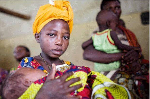 [서울=뉴시스]아이를 안고 있는 짐바브웨의 어린 엄마 짐바브웨에서 14살 어린 소녀가 아이를 낳다 숨지는 사건이 발생, 시민들과 인권운동가들이 분노하고 있다고 BBC가 8일(현지시간) 보도했다. 경찰은 소녀의 사망에 대해 조사하고 있다. <사진 출처 : WACC 글로벌닷오르그> 2021.8.9