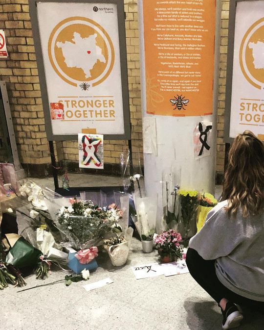 2017년 5월 영국 맨체스터 아레나에서 발생한 테러의 희생자들을 추모하는 장소를 자주 찾았던 애스턴
