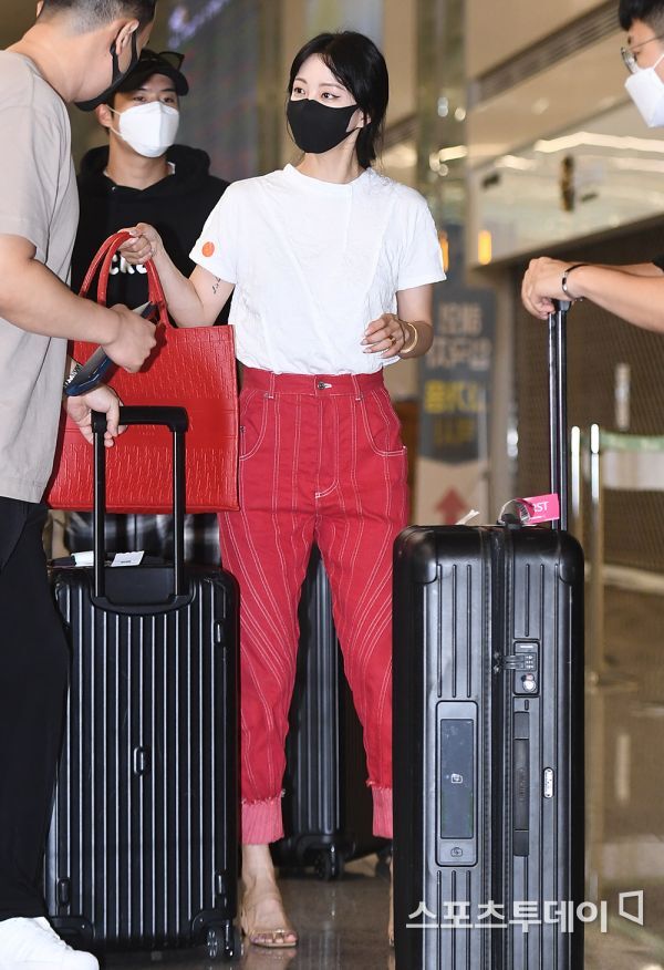 Actor Han Ye-seul and Boy friend Ryu Sung-jae are arriving at the Incheon International Airport Terminal 2 on the afternoon of the 9th after finishing their schedule in United States of America.