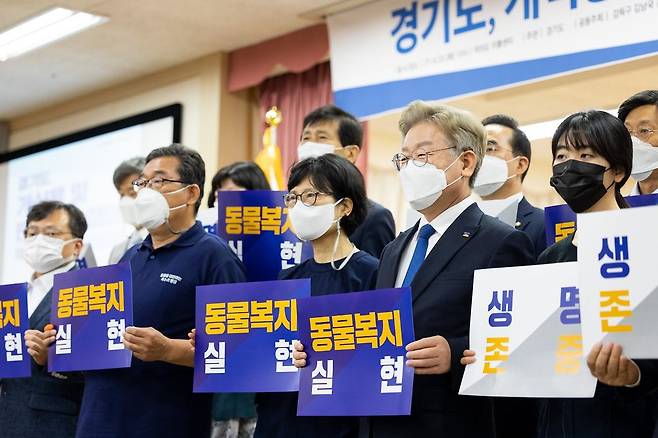 '개 식용·반려동물 매매 관련 제도 개선' 토론회 6월 22일 오전 여의도 이룸센터에서 열린 '개 식용·반려동물 매매 관련 제도 개선' 국회 토론회에서 이재명 경기지사 및 참석자들이 제도개선을 촉구하는 퍼포먼스를 진행하고 있다.[경기도 제공. 재판매 및 DB 금지]