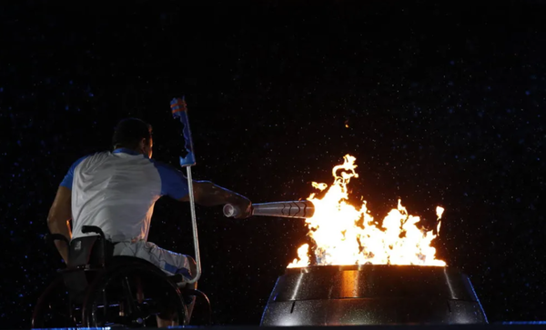 사진 = 패럴림픽 출전 선수가 성화를 채화하고 있다, Paralympic 공식 사이트