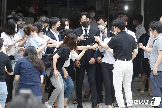 프로포폴 불법 투약 혐의를 받고 있는 하정우(43·본명 김성훈)가 10일 오전 1차 공판을 마치고 서울중앙지법을 나서고 있다. 하정우는 지난해 2월, 2019년 1월~9월 프로포폴을 불법 투약했다는 의혹이 불거졌다. 검찰은 하정우가 친동생과 매니저 이름으로 프로포폴을 불법 투약했다고 판단한 것으로 알려졌다. 하지만 소속사 측은 피부 흉터 치료를 위해 강도 높은 레이저시술을 받았다고 해명하며 "치료를 받을 때 원장의 판단 하에 수면마취를 시행한 것이 전부이며 약물 남용은 전혀 없었다＂고 강조했다. 2021.8.10/뉴스1 © News1 권현진 기자