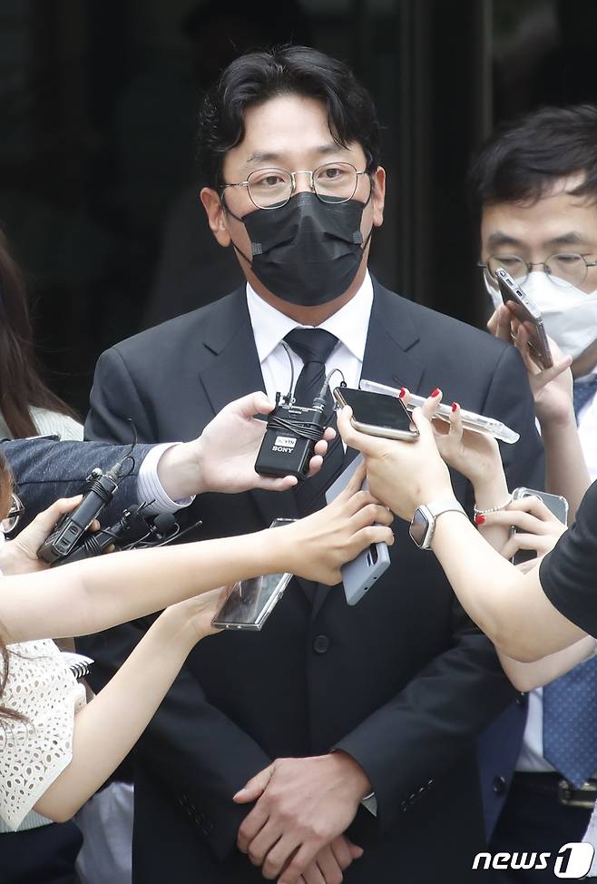 프로포폴 불법 투약 혐의를 받고 있는 하정우(43·본명 김성훈)가 10일 오전 1차 공판을 마치고 서울중앙지법을 나서고 있다. 하정우는 지난해 2월, 2019년 1월~9월 프로포폴을 불법 투약했다는 의혹이 불거졌다. 검찰은 하정우가 친동생과 매니저 이름으로 프로포폴을 불법 투약했다고 판단한 것으로 알려졌다. 하지만 소속사 측은 피부 흉터 치료를 위해 강도 높은 레이저시술을 받았다고 해명하며 "치료를 받을 때 원장의 판단 하에 수면마취를 시행한 것이 전부이며 약물 남용은 전혀 없었다＂고 강조했다. 2021.8.10/뉴스1 © News1 권현진 기자