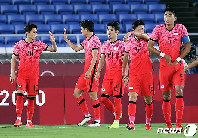 대한민국 이동경이 31일 오후 일본 요코하마 국제경기장에서 열린 '2020 도쿄올림픽' 대한민국과 멕시코의 8강 축구경기에서 동점골을 넣자 동료 선수들과 기뻐하고 있다. 2021.7.31/뉴스1 © News1 이재명 기자