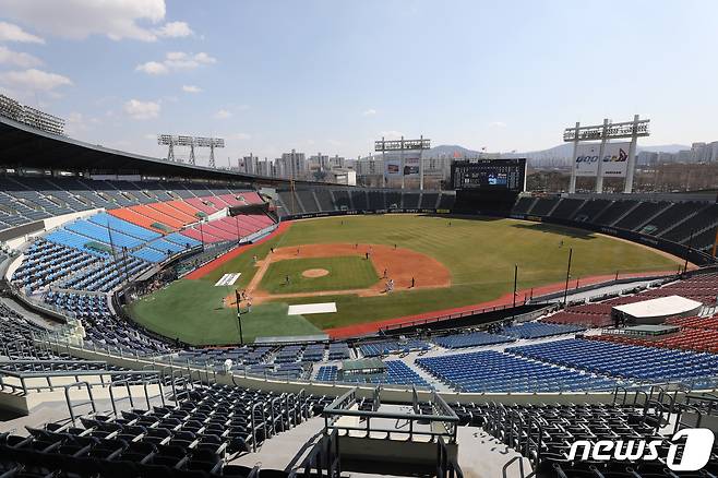 야구장은 다시 텅 비게 됐다. 2021.3.22/뉴스1 © News1 임세영 기자