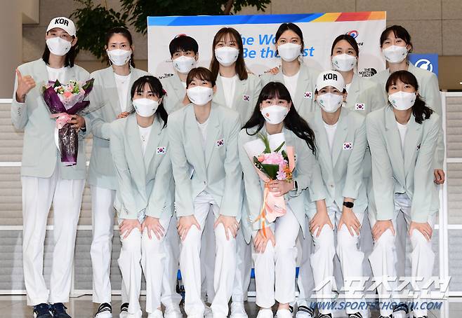 9일 오후 도쿄올림픽 국가대표 선수단이 인천공항 제2터미널을 통해 입국했다. 여자배구대표팀 선수들이 기념 포즈를 취하고 있다. 인천공항=송정헌 기자 songs@sportschosun.com/2021.08.09/