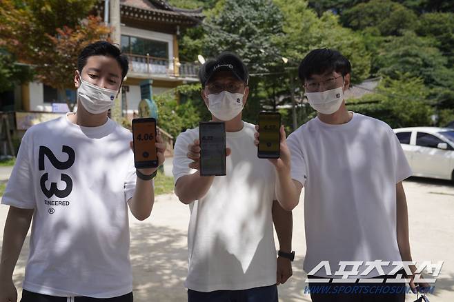 경기도주식회사 임직원이 '달리는 기부천사 챌린지'에 참여한 뒤 스마트폰 인증샷을 촬영하고 있다. 사진제공=경기도주식회사