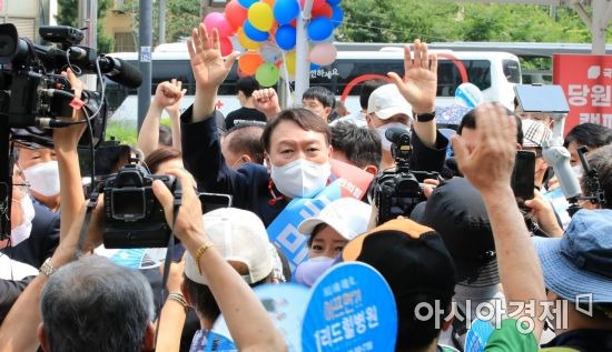 윤석열 국민의힘 대선 예비후보가 3일 서울 은평구 응암역 앞에서 당원 가입을 독려하는 홍보 활동을 허고 있다./국회사진기자단