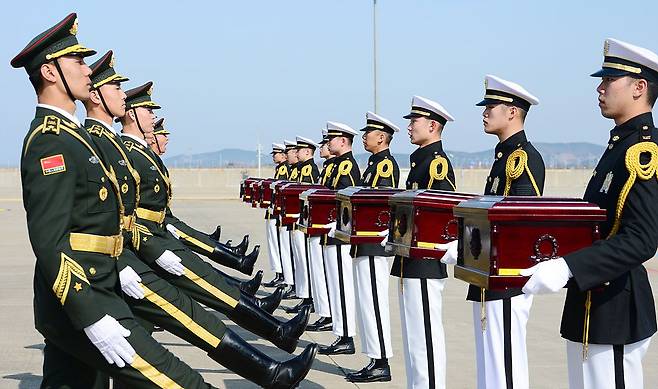 인천국제공항 계류장에서 양국 의장대원들이 중국군 유해를 인도, 인수 받고 있다.