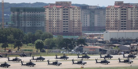 올 후반기 한미연합군사훈련의 '사전연습'격인 위기관리참모훈련(CMST) 개시를 하루 앞둔 9일 오후 경기도 평택시 캠프 험프리스에 헬기가 계류돼 있다. 군 당국은 올 후반기 한미연합훈련을 예정대로 실시하되 규모는 올 3월 전반기 훈련보다도 축소할 것으로 알려졌다. 사진=뉴스1.