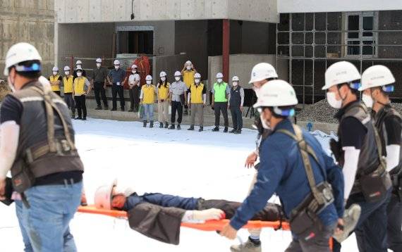 서울주택도시공사(SH공사)가 13일 건설현장 안전 확보를 위해 서울 강동구 고덕강일 13단지 건설 현장에서 '건설현장 안전 캠페인'을 진행하고 있다. /사진=SH공사 제공