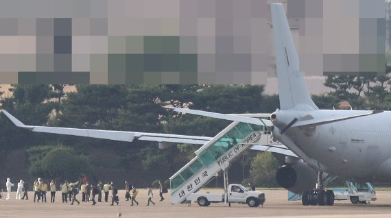 [서울=뉴시스] 김병문 기자 = 해외파병 중 코로나19가 집단발병한 청해부대 제34진 장병들이 공군 다목적 공중급유수송기 KC-330 '시그너스'를 타고 20일 오후 경기 성남시 서울공항에 도착, 기내에서 내려 차량으로 이동하고 있다. 2021.07.20. dadazon@newsis.com /사진=뉴시스