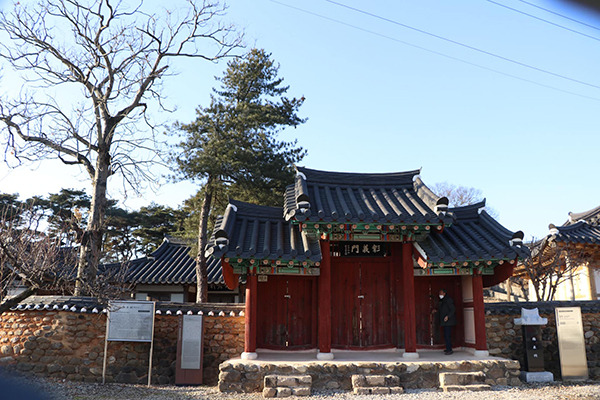 매천 황현을 모시고 있는 사당, 매천사. 구례군 광의면에 있다. <오하기문>의 오동나무가 정원 왼쪽에 심어져 있다. 앞쪽에 그의 서재가 있고 뒤편에 사당이 있다.